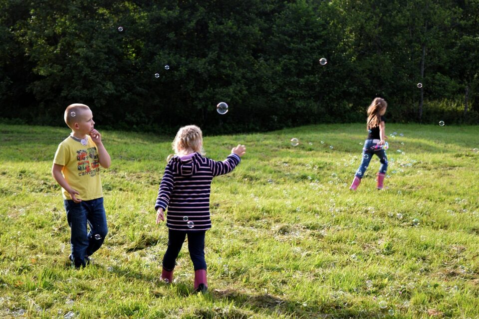 Easy Outdoor Fun: 20+ Unmissable Games for Family and Friends with Kids!